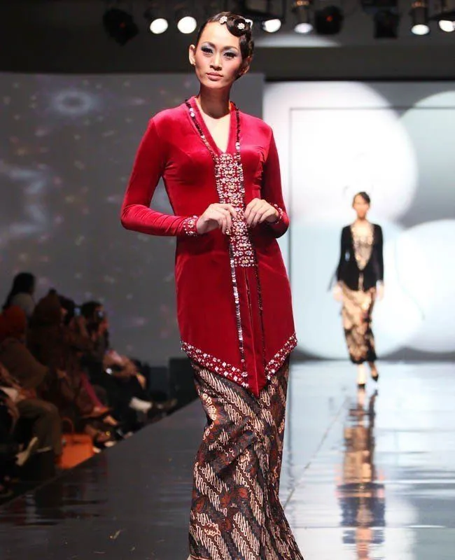 13 Inspirasi Kebaya Beludru yang Tak Hanya Membuatmu Cantik, Tapi Juga Elegan Maksimal 15