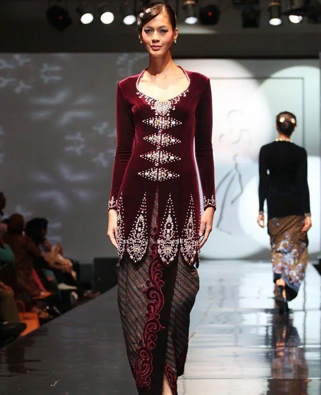 13 Inspirasi Kebaya Beludru yang Tak Hanya Membuatmu Cantik, Tapi Juga Elegan Maksimal 14
