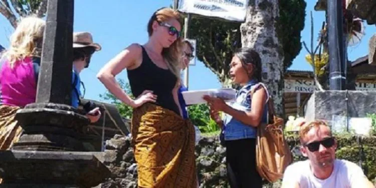 Gadis Cilik dari Bali Ini Bisa 23 Bahasa. Mendadak Viral Gara-gara Jual Kartu Pos ke Wisatawan 7