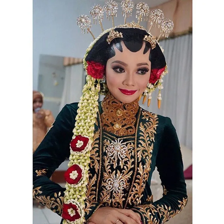11 Modifikasi Hijab untuk Riasan Tradisonal Pengantin Nusantara. Tak Perlu Sampai Dilepas Lah 13