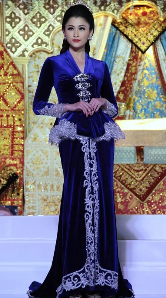 13 Inspirasi Kebaya Beludru yang Tak Hanya Membuatmu Cantik, Tapi Juga Elegan Maksimal 18