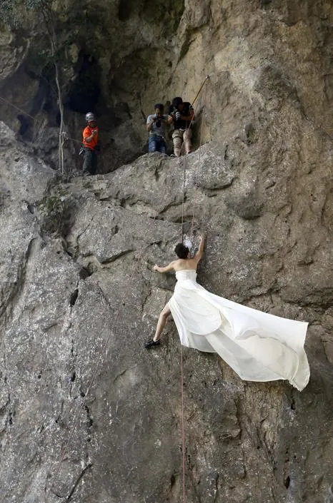 13 Foto Prewedding Ini Diambil dengan Menantang Bahaya. Cocok Buat Kamu yang Adrenaline Junkie! 14