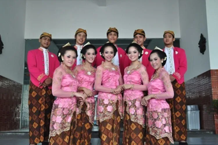 Lupakan Bridesmaid a la Barat, Dandani Sahabatmu dengan 9 Inspirasi Pager Ayu Jawa Ini di Pernikahanmu 13