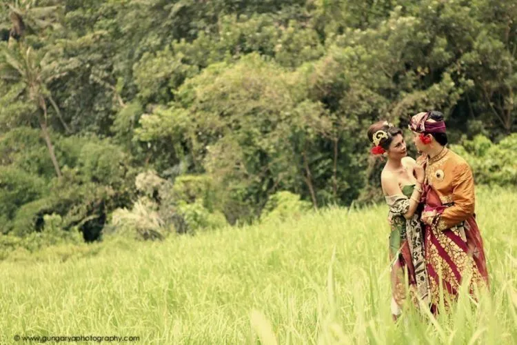 16 Inspirasi Foto Prewedding Bertemakan Tradisional! Berkesan Arif Dan Berbudaya! 19