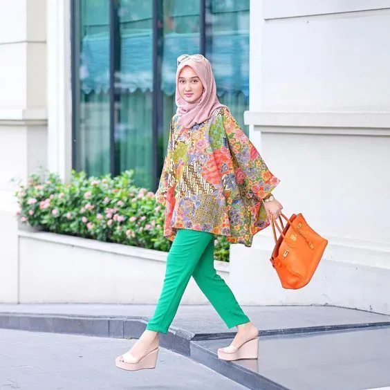 Agar Kondanganmu Tak Begitu-gitu Saja, Simak 12 Padu Padan Batik untuk Kamu yang Berhijab! 21