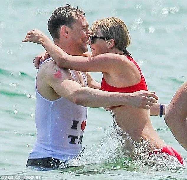Mau Tahu Rasanya Diputusin Sama Seorang Taylor Swift? Tom Hiddlestone Curhat Panjang Lewat Surat Nih 9