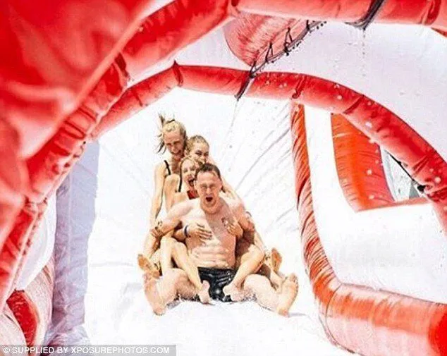 Mau Tahu Rasanya Diputusin Sama Seorang Taylor Swift? Tom Hiddlestone Curhat Panjang Lewat Surat Nih 8