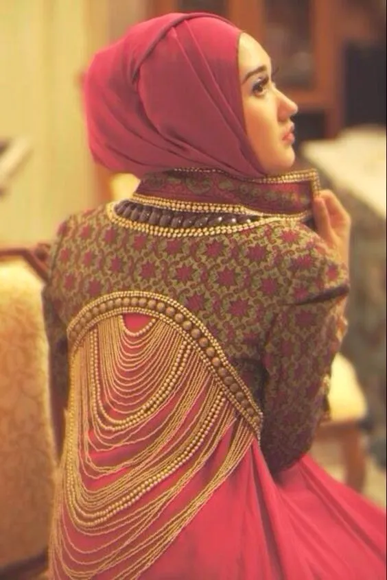 Agar Kondanganmu Tak Begitu-gitu Saja, Simak 12 Padu Padan Batik untuk Kamu yang Berhijab! 20