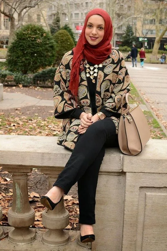 Agar Kondanganmu Tak Begitu-gitu Saja, Simak 12 Padu Padan Batik untuk Kamu yang Berhijab! 18