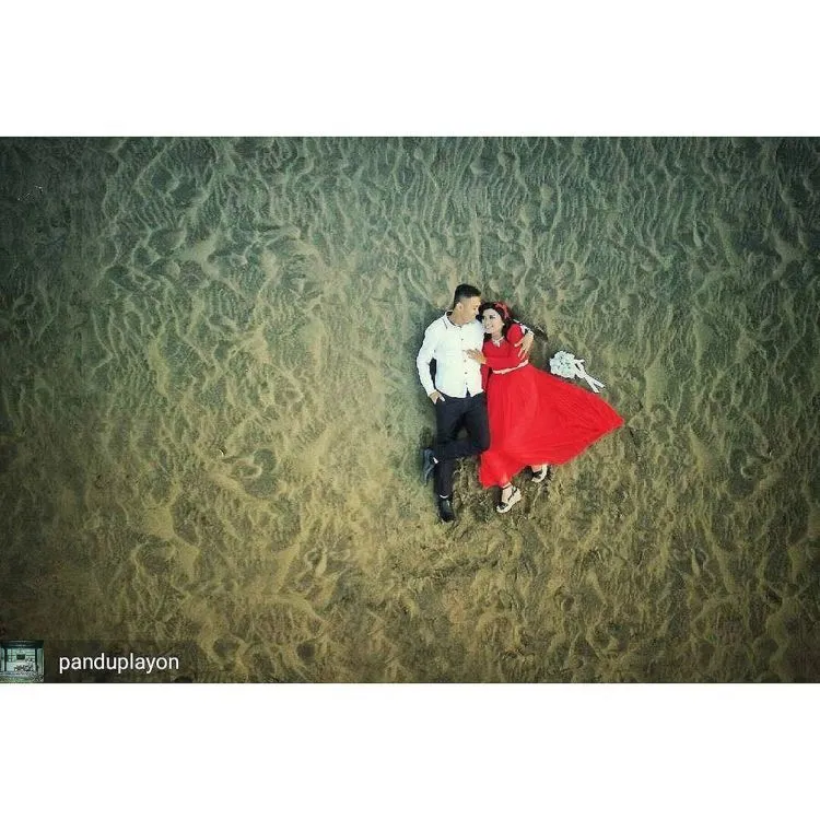 16 Foto Prewedding Unik nan Romantis yang Diambil dengan Drone, Yakin Nggak Kepingin? 23