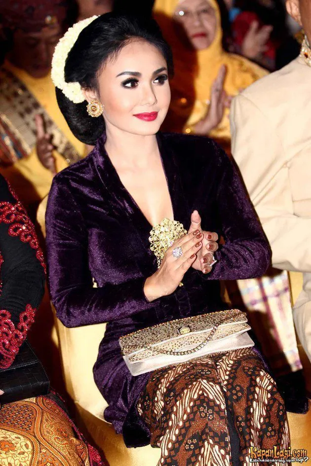 13 Inspirasi Kebaya Beludru yang Tak Hanya Membuatmu Cantik, Tapi Juga Elegan Maksimal 19
