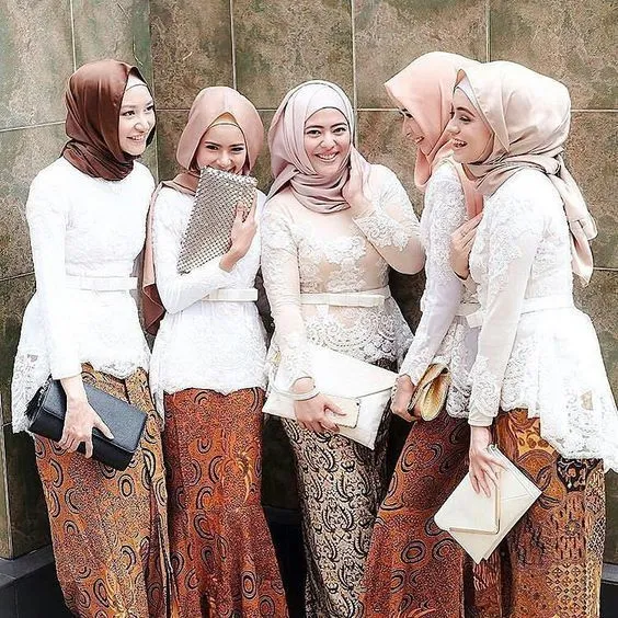 10 Inspirasi Gaun Kebaya Bridesmaid Berhijab. Sopan dan Jauh dari Kesan Berlebihan! 19