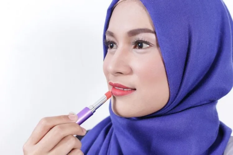 Sering Dibilang Tante-tante Karena Salah Pakai Lipstik? Pilih 6 Warna Ini, Biar Nggak Malu Lagi 15
