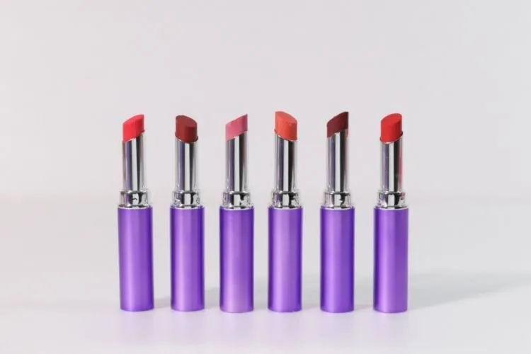 Sering Dibilang Tante-tante Karena Salah Pakai Lipstik? Pilih 6 Warna Ini, Biar Nggak Malu Lagi 17