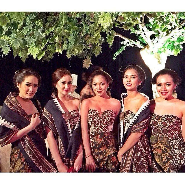 Lupakan Bridesmaid a la Barat, Dandani Sahabatmu dengan 9 Inspirasi Pager Ayu Jawa Ini di Pernikahanmu 16