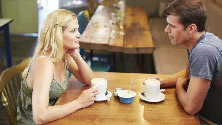 9 Gesture Cowok yang Bikin Cewek Bertanya-Tanya, 'Beneran Serius Atau Nggak Sih Dia?' 14