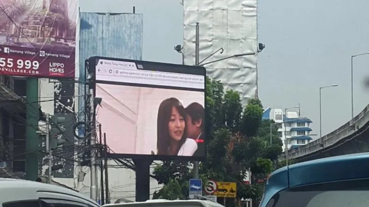 Kelar Shalat Jumat, Tiba-Tiba Warga Jakarta Kena Suguhan Film Bokep di Videotron :( 3
