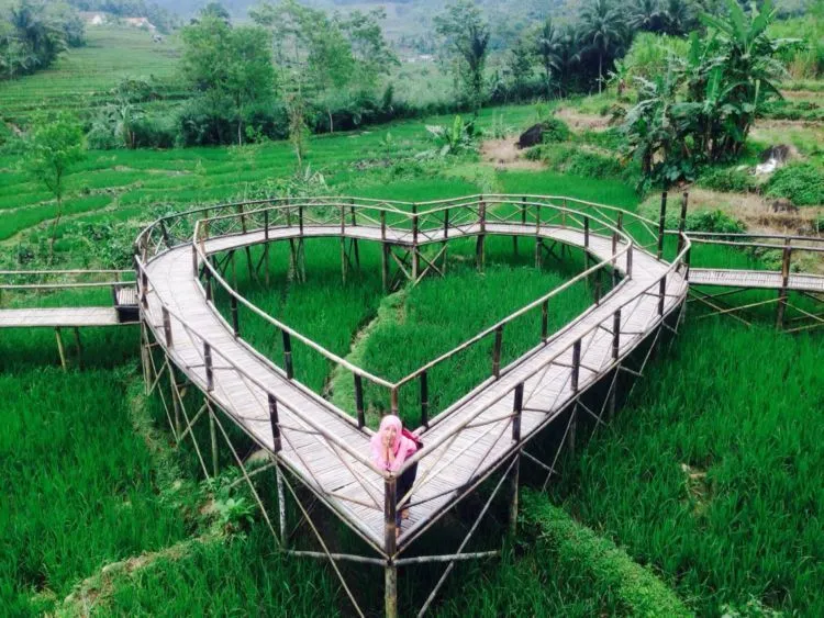 Nikmati Sensasi Romantis Nan Artistik di Jembatan Cinta Purbalingga. Yuk Maen ke Sana Segera! 7