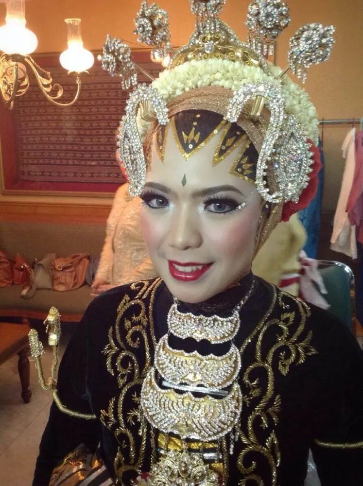 11 Modifikasi Hijab untuk Riasan Tradisonal Pengantin Nusantara. Tak Perlu Sampai Dilepas Lah 12