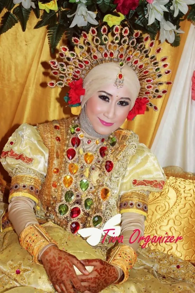 11 Modifikasi Hijab untuk Riasan Tradisonal Pengantin Nusantara. Tak Perlu Sampai Dilepas Lah 21