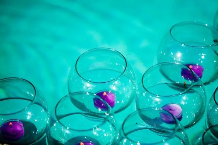 Pernikahan Pinggir Kolam Bakal Indah dan Berkesan Kalau Kamu Terapkan 17 Dekorasi Unik Ini. Instagramable Banget! 28