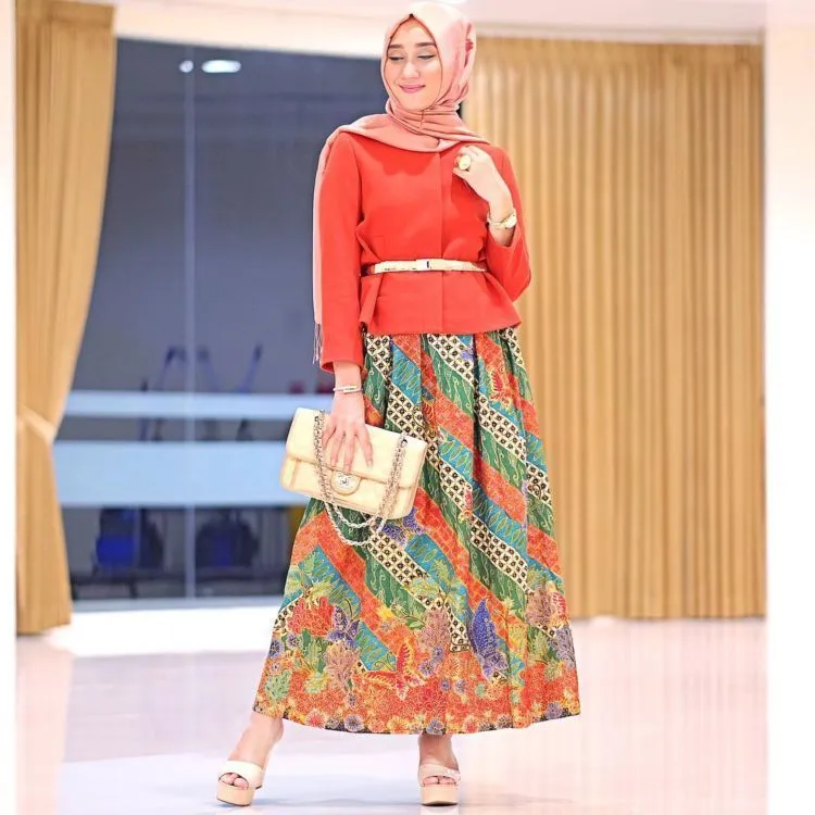 Agar Kondanganmu Tak Begitu-gitu Saja, Simak 12 Padu Padan Batik untuk Kamu yang Berhijab! 16