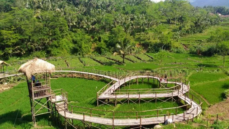 Nikmati Sensasi Romantis Nan Artistik di Jembatan Cinta Purbalingga. Yuk Maen ke Sana Segera! 8