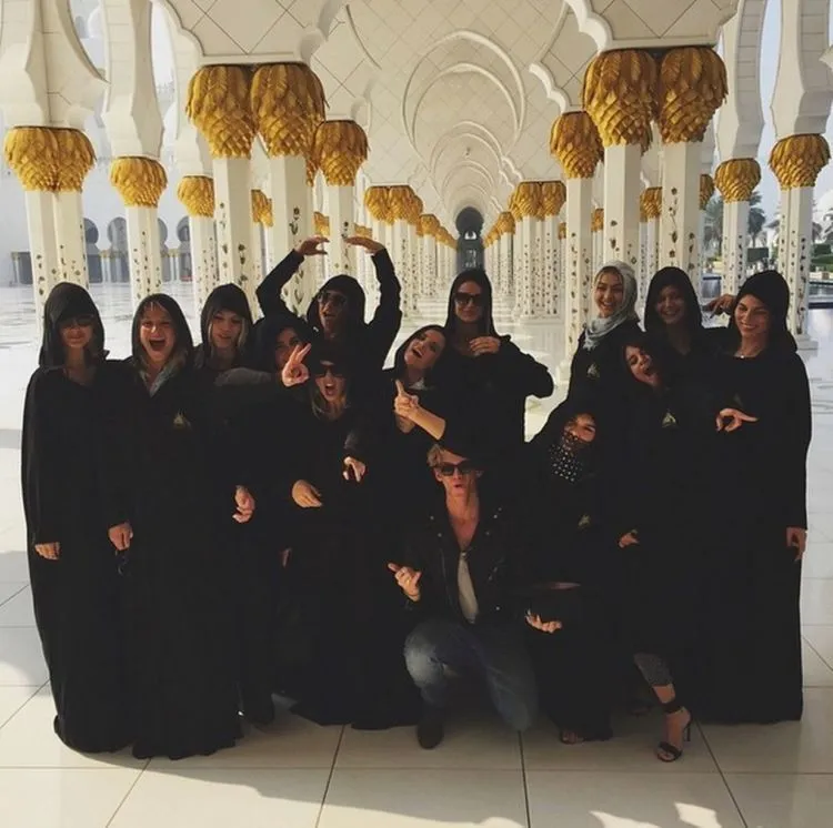 Jilbab Ternyata Nggak Cuma Soal Agama, 14 Seleb Hollywood Ini Pakai Juga dengan Berbagai Alasan 21