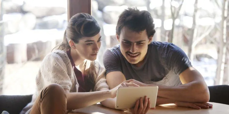 5 Hal yang Biasa Dilakukan Cowok Saat LDR. Cewek Jarang yang Tahu Kalau Ternyata Pasangannya Begini! 9
