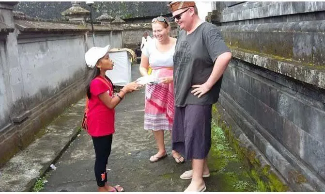 Gadis Cilik dari Bali Ini Bisa 23 Bahasa. Mendadak Viral Gara-gara Jual Kartu Pos ke Wisatawan