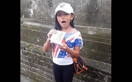 Gadis Cilik dari Bali Ini Bisa 23 Bahasa. Mendadak Viral Gara-gara Jual Kartu Pos ke Wisatawan 6