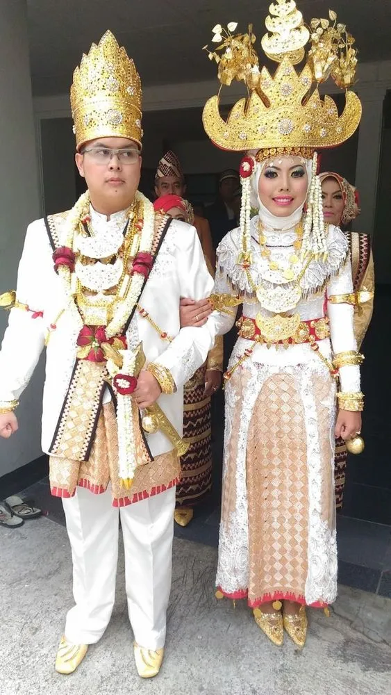 11 Modifikasi Hijab untuk Riasan Tradisonal Pengantin Nusantara. Tak Perlu Sampai Dilepas Lah 18