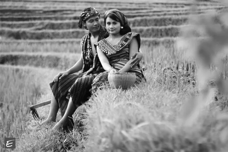 16 Inspirasi Foto Prewedding Bertemakan Tradisional! Berkesan Arif Dan Berbudaya! 20