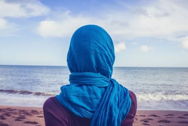 Berhenti Menghakimi Cewek Berhijab yang Masih Pakai Jeans Ke mana-mana. Paling Tidak Mereka Mencoba 6