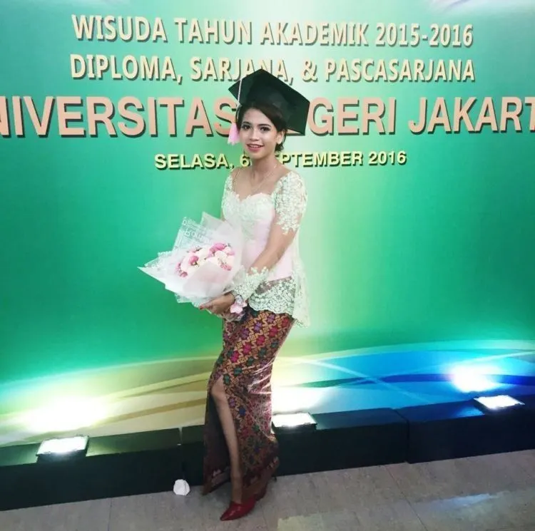 Padu Padan Kebaya dengan Rok Belah, Siap Membuat Tampilan Cantikmu Kian Mewah 9