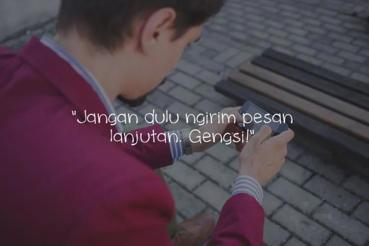 10 Pikiran Aneh Cowok Saat Cewek Incarannya Nggak Bales Chat. Jangan Dikira Adem-adem Aja! 11