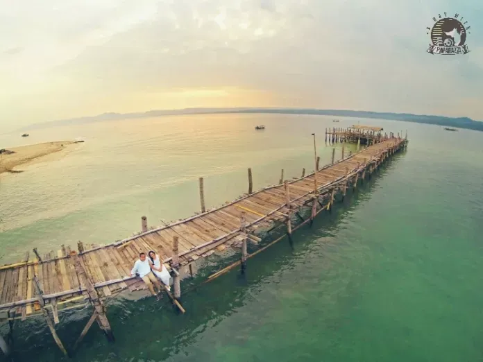 16 Foto Prewedding Unik nan Romantis yang Diambil dengan Drone, Yakin Nggak Kepingin? 20