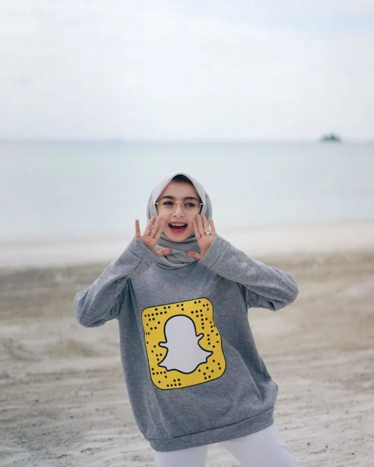9 Pose Foto Candid Cewek Berhijab Kekinian 11