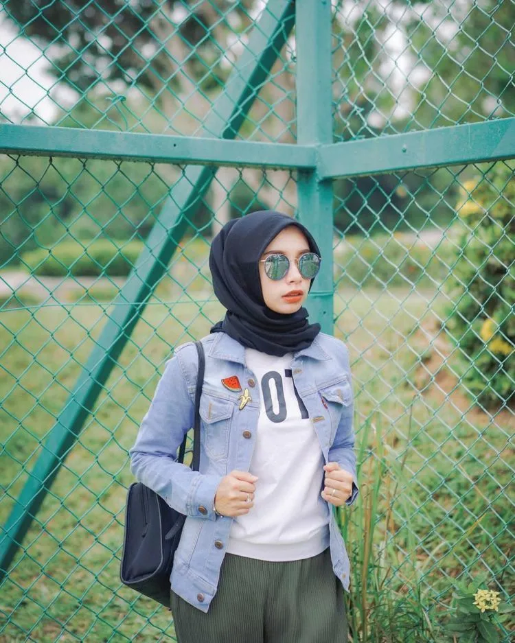 9 Pose Foto Candid Cewek Berhijab Kekinian 17