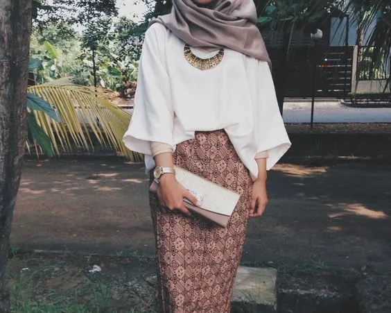 Agar Kondanganmu Tak Begitu-gitu Saja, Simak 12 Padu Padan Batik untuk Kamu yang Berhijab! 13