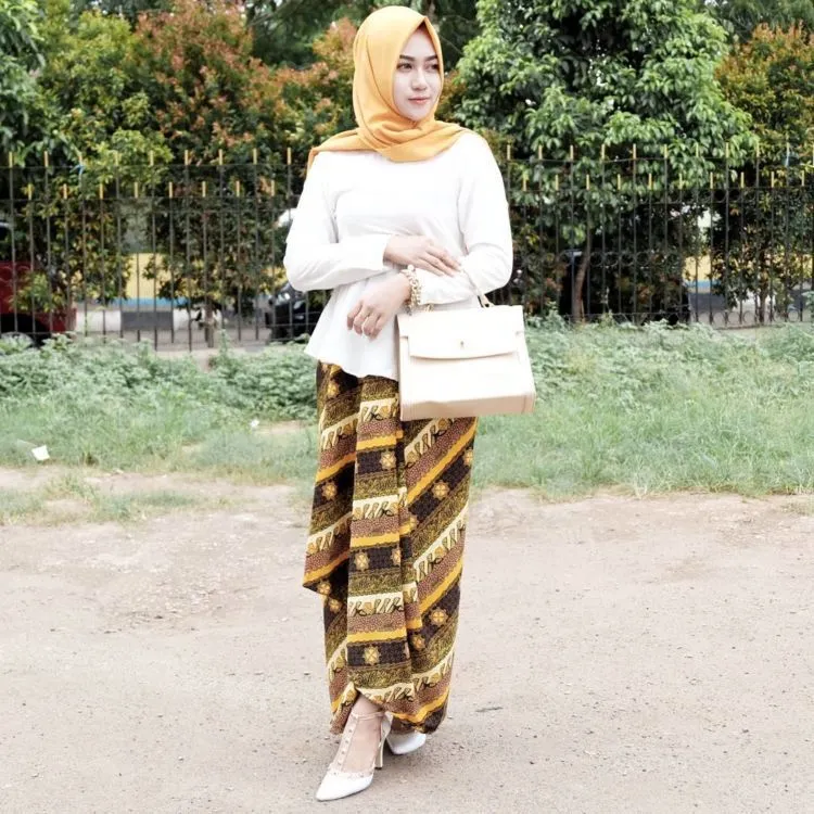 Agar Kondanganmu Tak Begitu-gitu Saja, Simak 12 Padu Padan Batik untuk Kamu yang Berhijab! 12