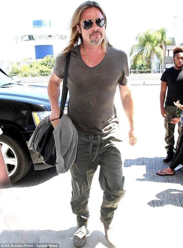 Meskipun Ganteng dan Penuh Gaya, Ternyata Brad Pitt Tetap Saja Bikin Angeline Jolie Menceraikannya 22