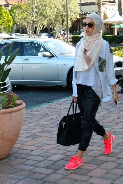 10 Inspirasi Pakaian Hijab Sporty Sekaligus Sopan untuk Kamu si Tomboy yang Aktif! 12
