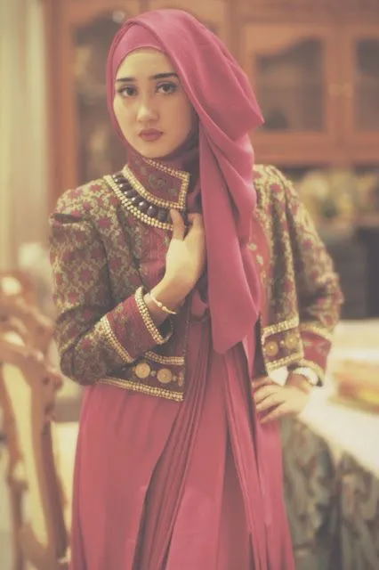 Agar Kondanganmu Tak Begitu-gitu Saja, Simak 12 Padu Padan Batik untuk Kamu yang Berhijab! 19