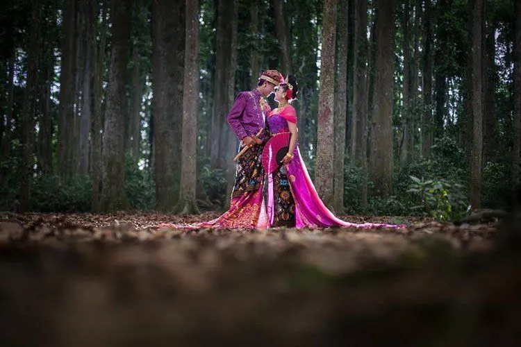 10 Kemewahan Foto Prewedding a la Bali yang Akan Bikin Kamu dan Calon Terlihat Menarik Hati 11