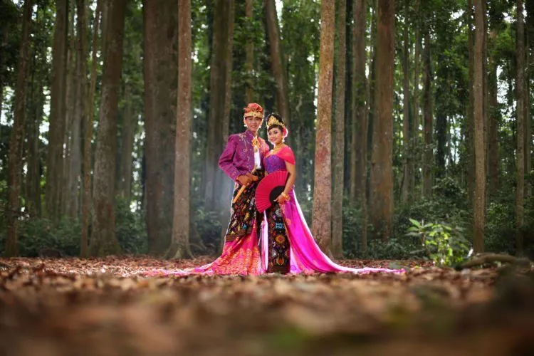 10 Kemewahan Foto Prewedding a la Bali yang Akan Bikin Kamu dan Calon Terlihat Menarik Hati 12