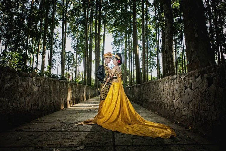 10 Kemewahan Foto Prewedding a la Bali yang Akan Bikin Kamu dan Calon Terlihat Menarik Hati 13
