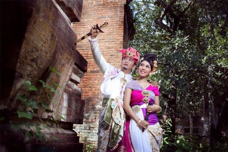 10 Kemewahan Foto Prewedding a la Bali yang Akan Bikin Kamu dan Calon Terlihat Menarik Hati 14