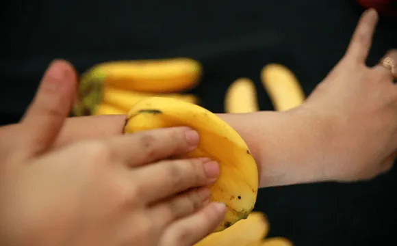 Bisa Bikin Awet Muda Sampai Memutihkan Gigi, Inilah 8 Khasiat Lain dari Kulit Pisang 14