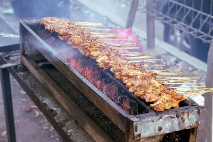 18 Makanan Ini Jadi Bukti Bahwa Kuliner Kaki Lima Adalah Nikmat Surga yang Sebenarnya! 21